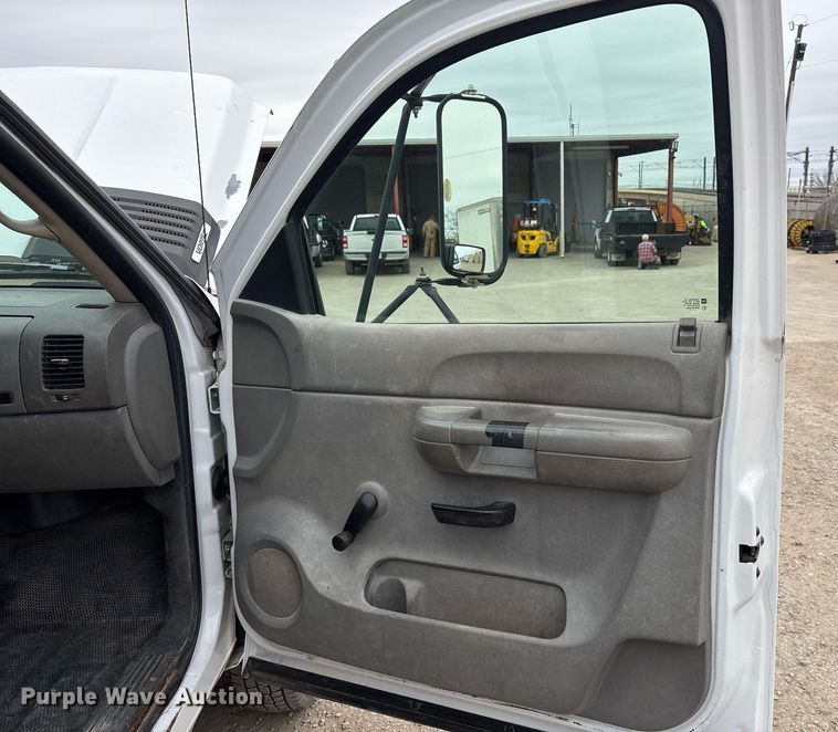 image for item EY9966 2007 Chevrolet Silverado 3500HD flatbed pickup truck