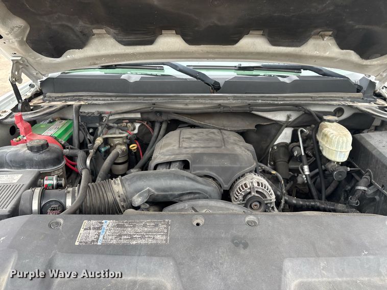 image for item EY9966 2007 Chevrolet Silverado 3500HD flatbed pickup truck