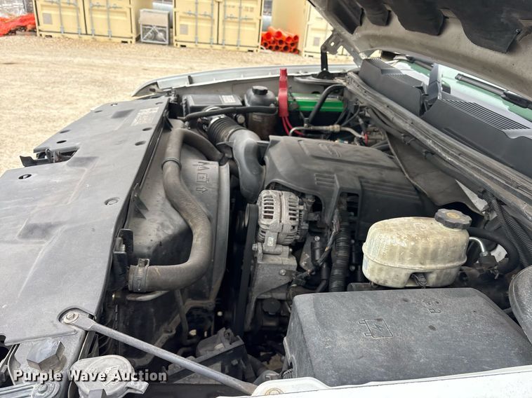 image for item EY9966 2007 Chevrolet Silverado 3500HD flatbed pickup truck