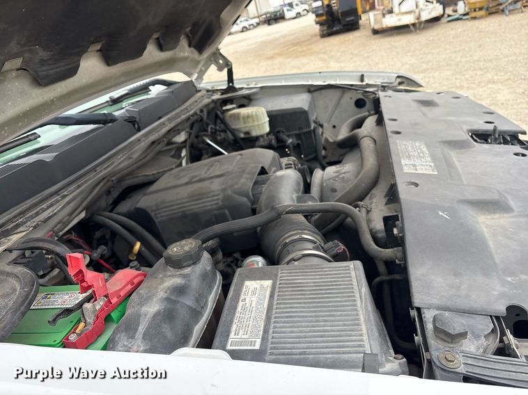 image for item EY9966 2007 Chevrolet Silverado 3500HD flatbed pickup truck