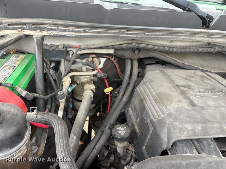 image for item EY9966 2007 Chevrolet Silverado 3500HD flatbed pickup truck