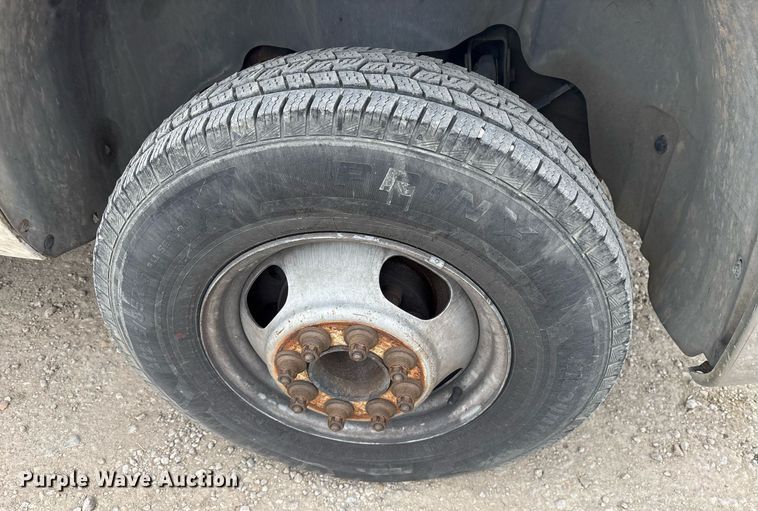 image for item EY9966 2007 Chevrolet Silverado 3500HD flatbed pickup truck