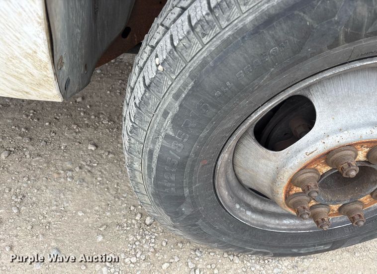 image for item EY9966 2007 Chevrolet Silverado 3500HD flatbed pickup truck