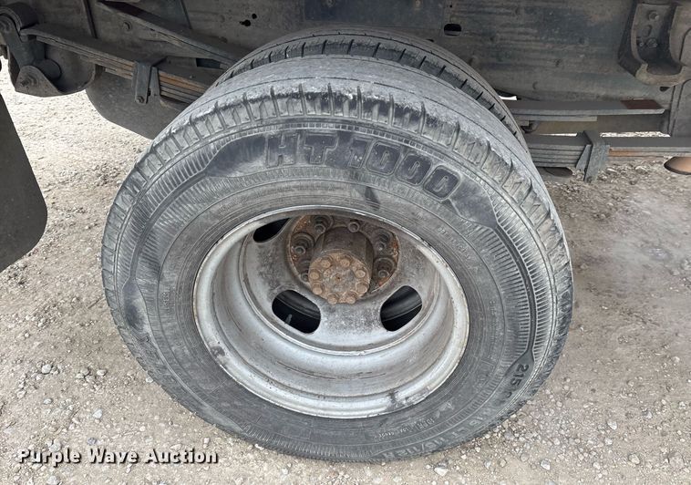 image for item EY9966 2007 Chevrolet Silverado 3500HD flatbed pickup truck