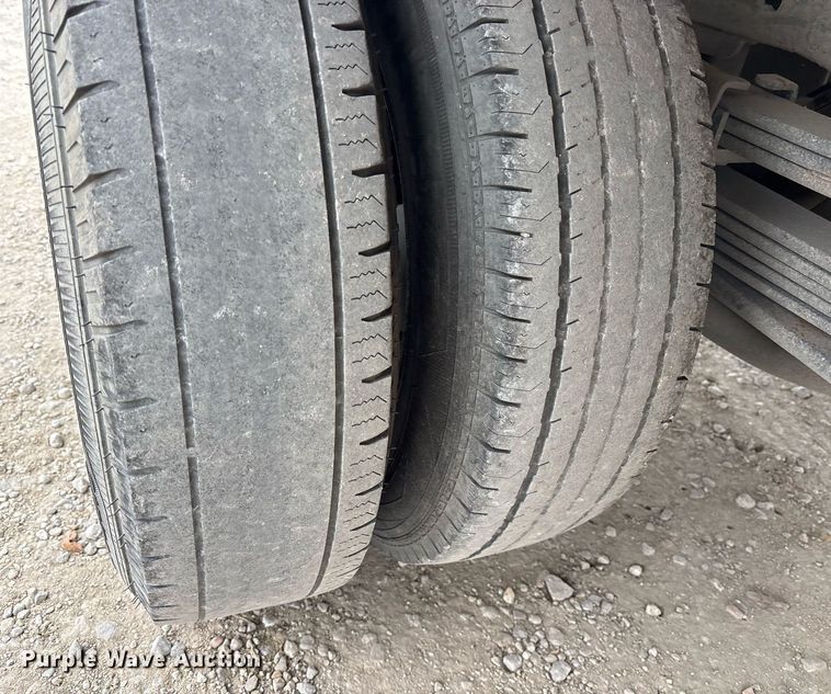 image for item EY9966 2007 Chevrolet Silverado 3500HD flatbed pickup truck