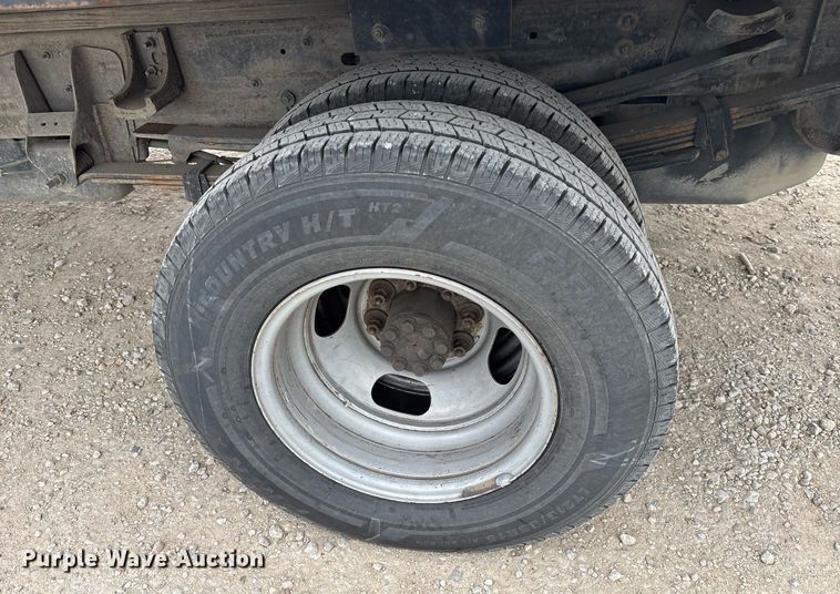 image for item EY9966 2007 Chevrolet Silverado 3500HD flatbed pickup truck