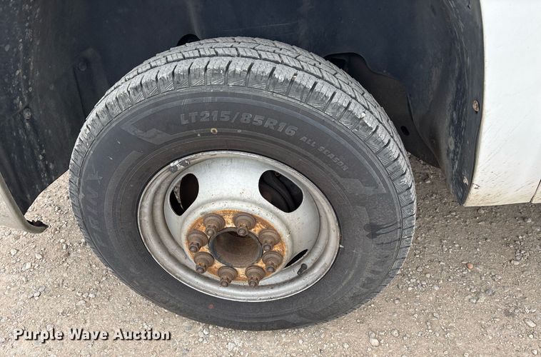 image for item EY9966 2007 Chevrolet Silverado 3500HD flatbed pickup truck