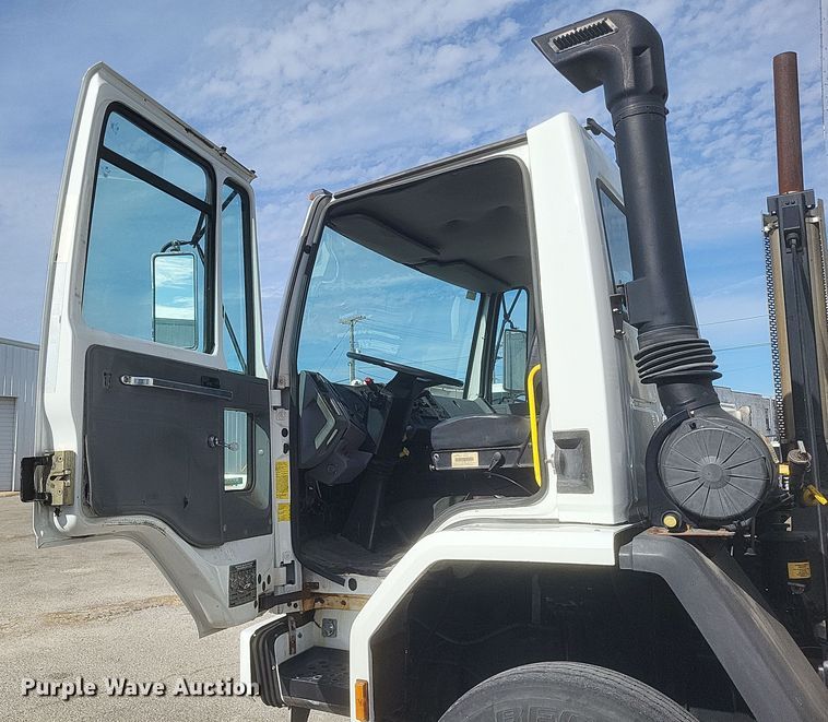 image for item MV9199 2003 Freightliner FC70 box truck