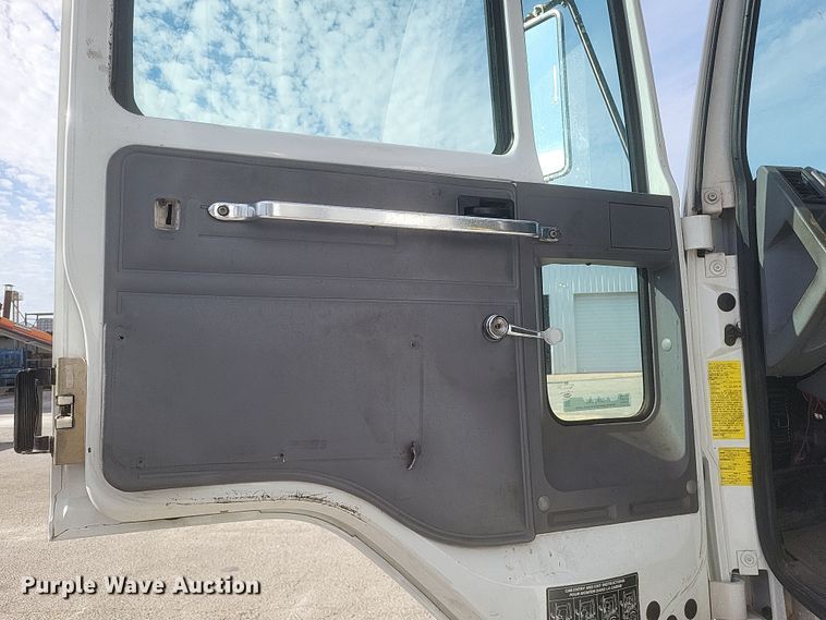 image for item MV9199 2003 Freightliner FC70 box truck