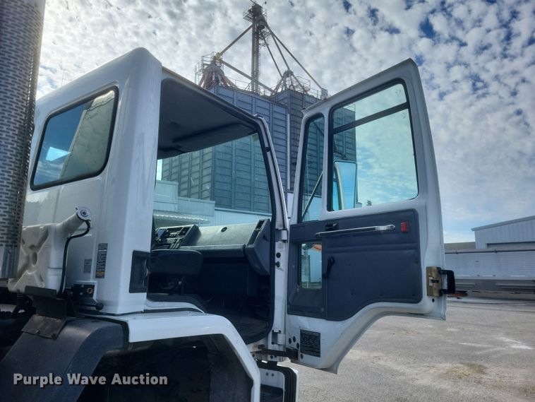 image for item MV9199 2003 Freightliner FC70 box truck