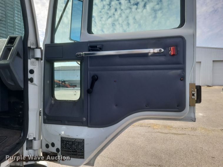 image for item MV9199 2003 Freightliner FC70 box truck