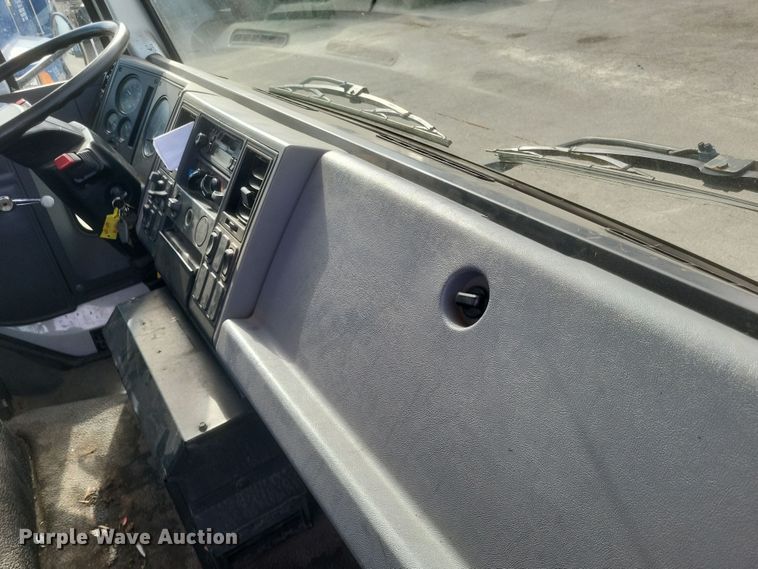 image for item MV9199 2003 Freightliner FC70 box truck