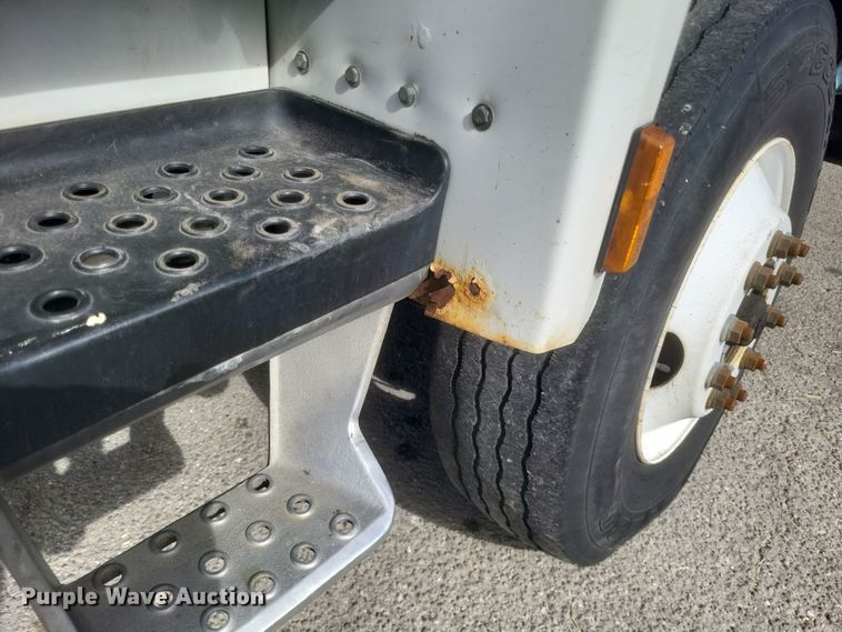 image for item MV9199 2003 Freightliner FC70 box truck