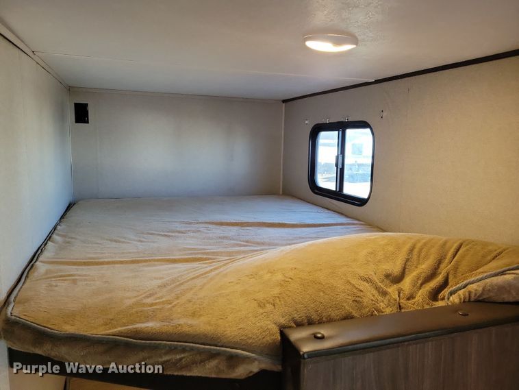 image for item NB9839 2018 Keystone Hideout 28BHS camper