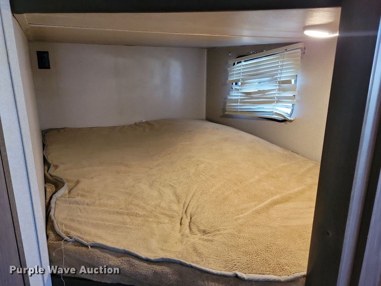 image for item NB9839 2018 Keystone Hideout 28BHS camper