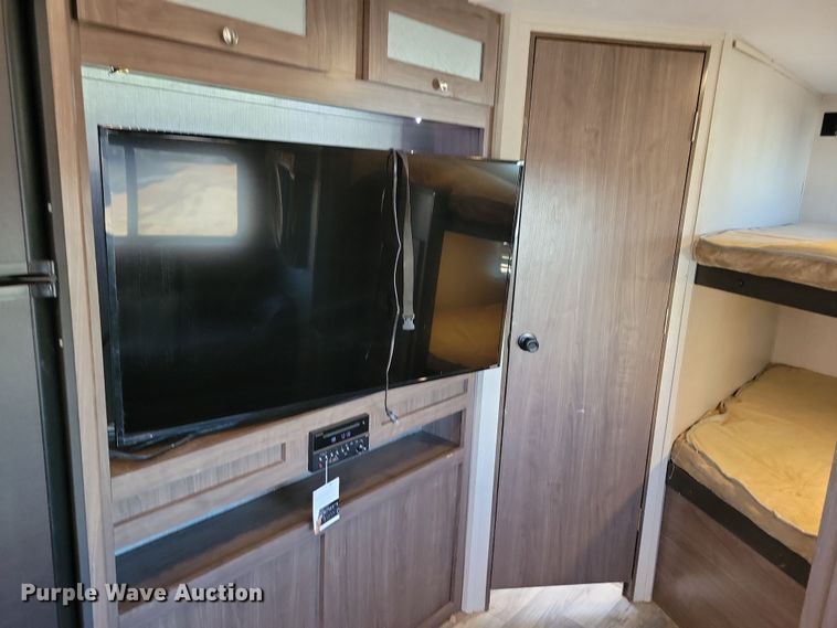 image for item NB9839 2018 Keystone Hideout 28BHS camper