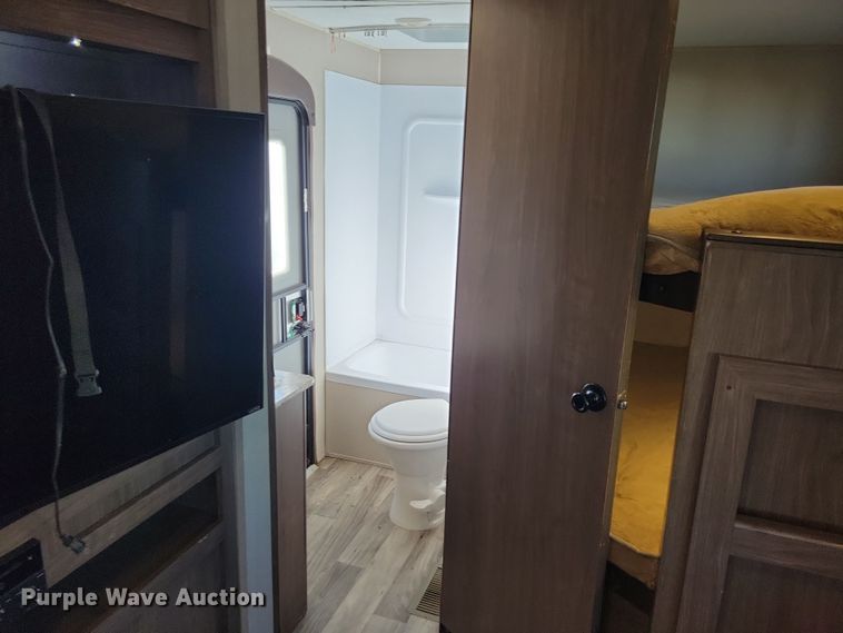 image for item NB9839 2018 Keystone Hideout 28BHS camper