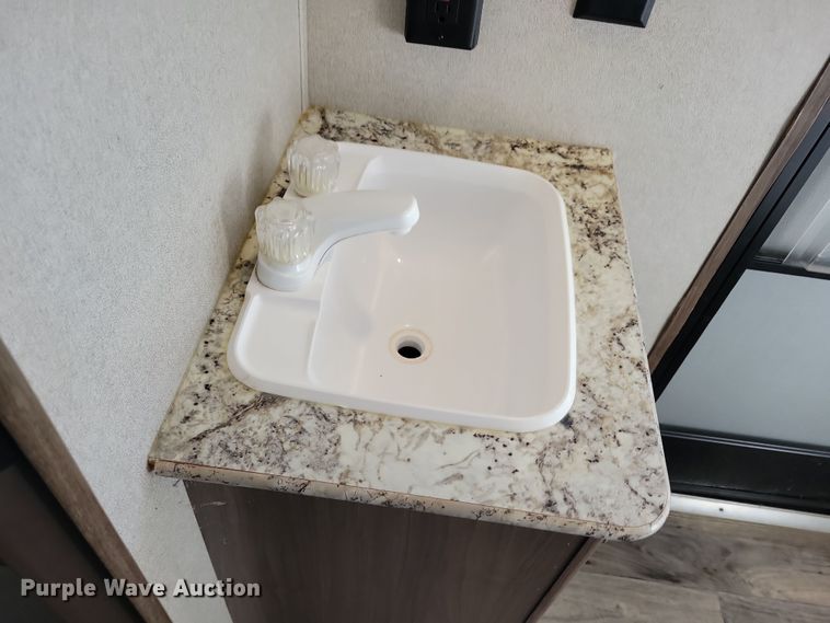 image for item NB9839 2018 Keystone Hideout 28BHS camper