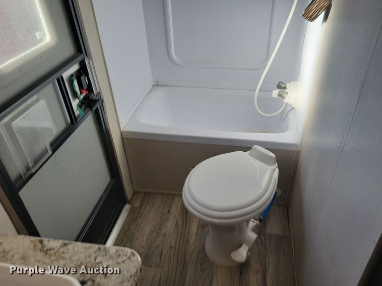 image for item NB9839 2018 Keystone Hideout 28BHS camper