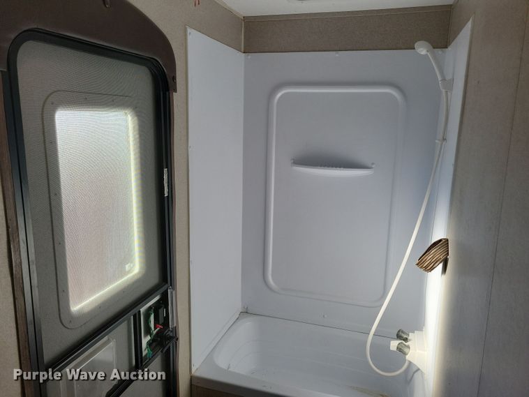 image for item NB9839 2018 Keystone Hideout 28BHS camper