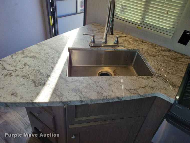 image for item NB9839 2018 Keystone Hideout 28BHS camper