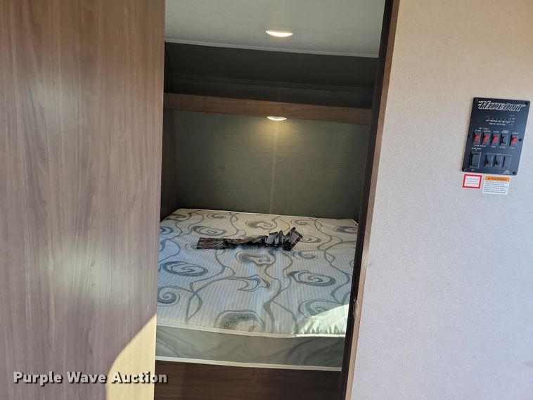 image for item NB9839 2018 Keystone Hideout 28BHS camper