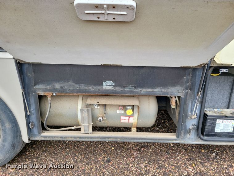 image for item NB9842 2002 Winnebego Journey DL RV