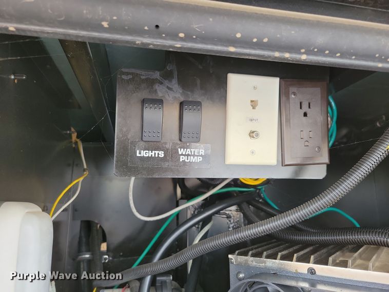 image for item NB9842 2002 Winnebego Journey DL RV