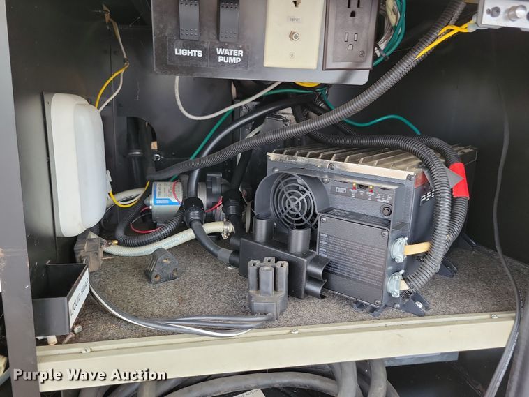 image for item NB9842 2002 Winnebego Journey DL RV