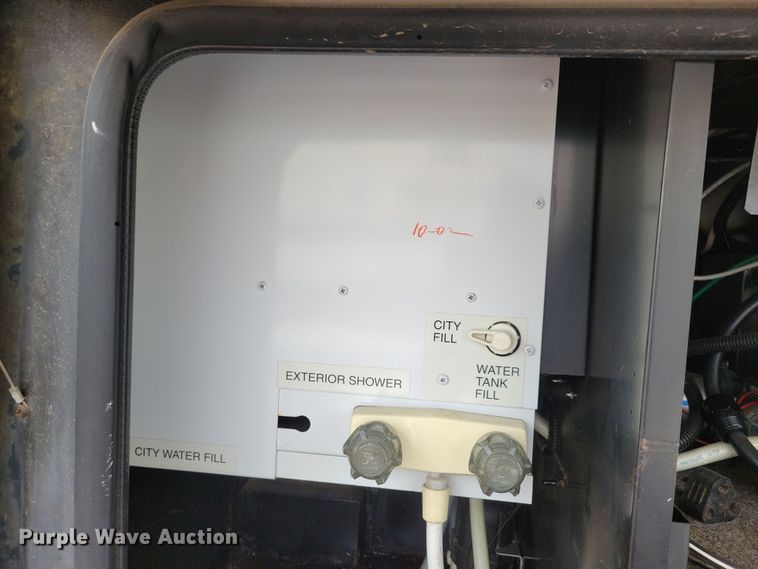 image for item NB9842 2002 Winnebego Journey DL RV