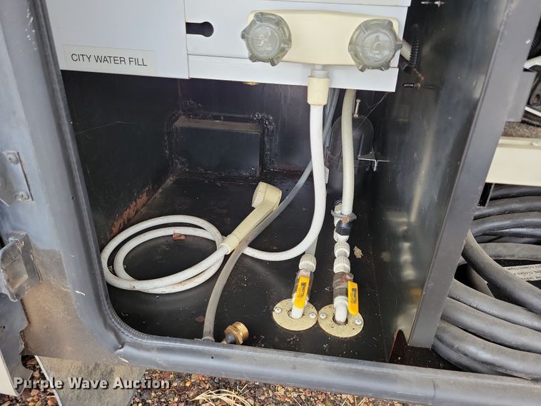 image for item NB9842 2002 Winnebego Journey DL RV