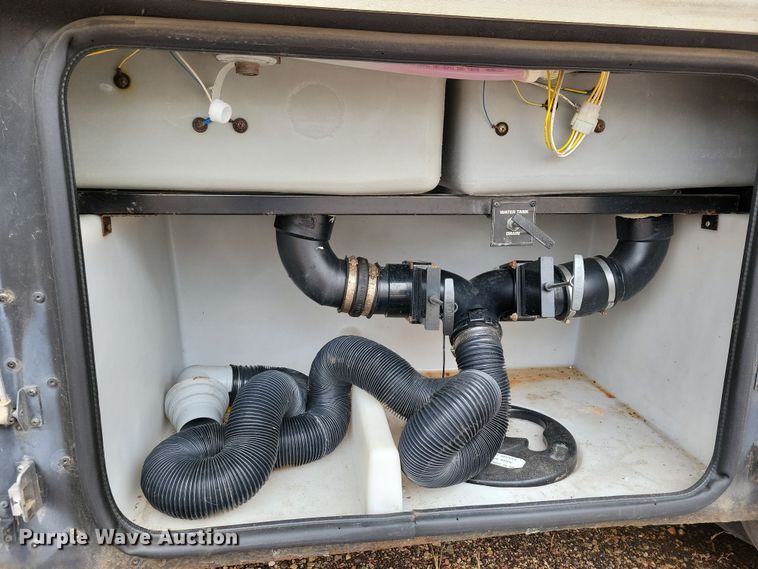 image for item NB9842 2002 Winnebego Journey DL RV