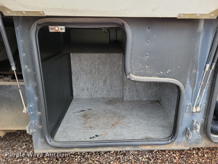 image for item NB9842 2002 Winnebego Journey DL RV