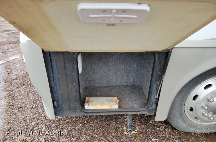 image for item NB9842 2002 Winnebego Journey DL RV