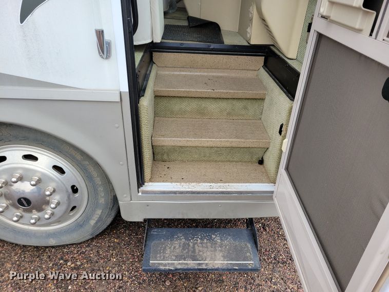 image for item NB9842 2002 Winnebego Journey DL RV