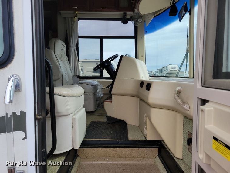 image for item NB9842 2002 Winnebego Journey DL RV