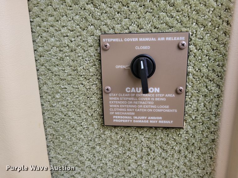 image for item NB9842 2002 Winnebego Journey DL RV