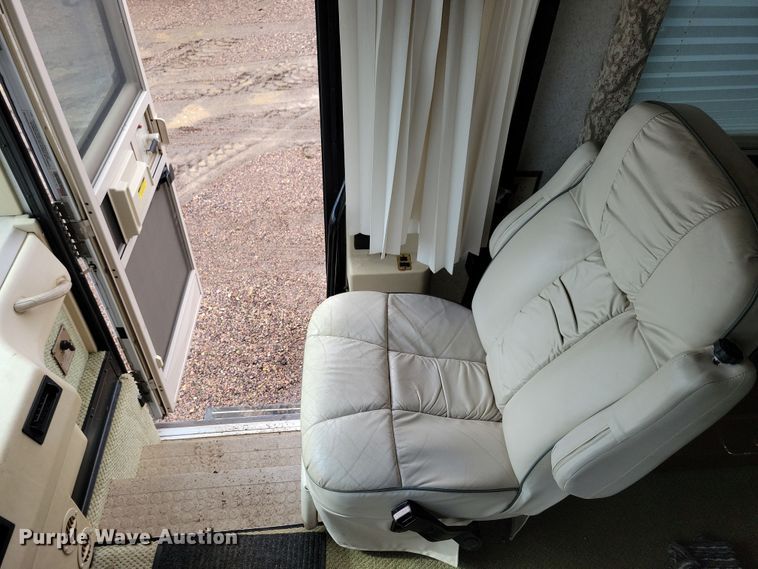 image for item NB9842 2002 Winnebego Journey DL RV