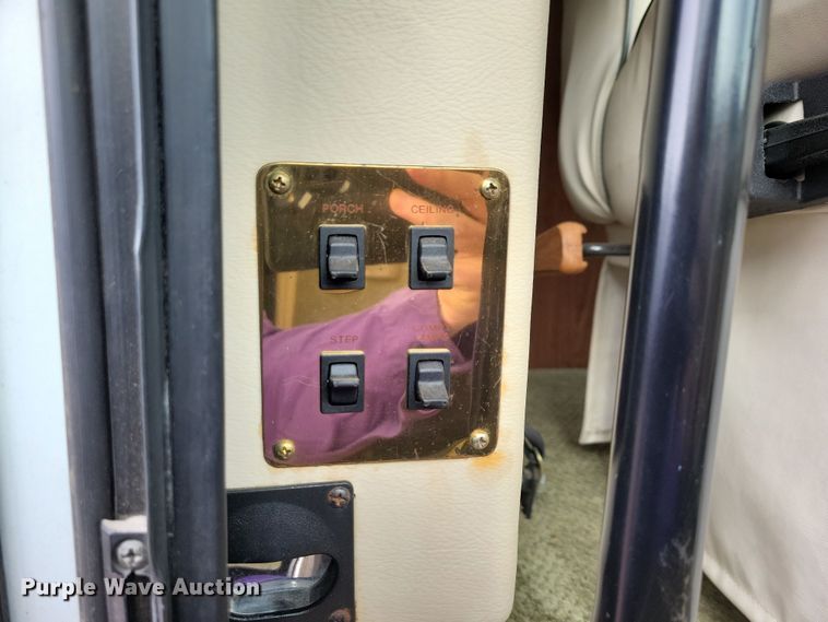 image for item NB9842 2002 Winnebego Journey DL RV