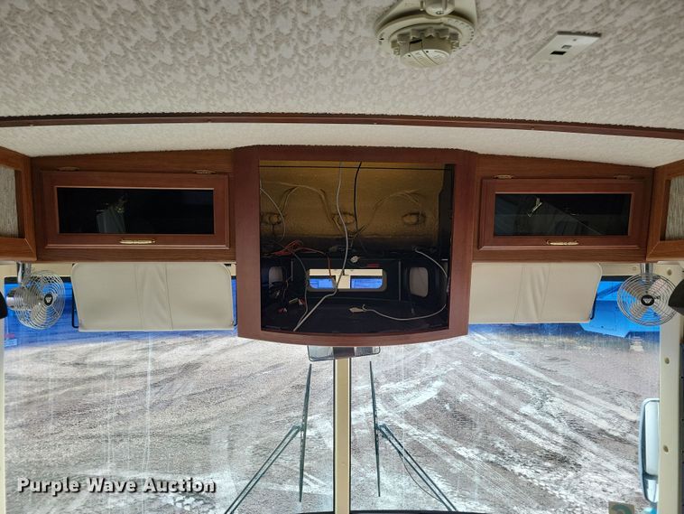 image for item NB9842 2002 Winnebego Journey DL RV