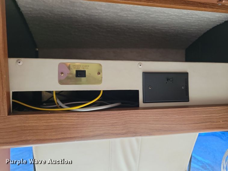 image for item NB9842 2002 Winnebego Journey DL RV