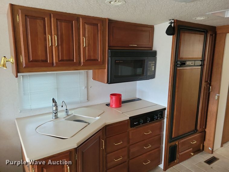 image for item NB9842 2002 Winnebego Journey DL RV