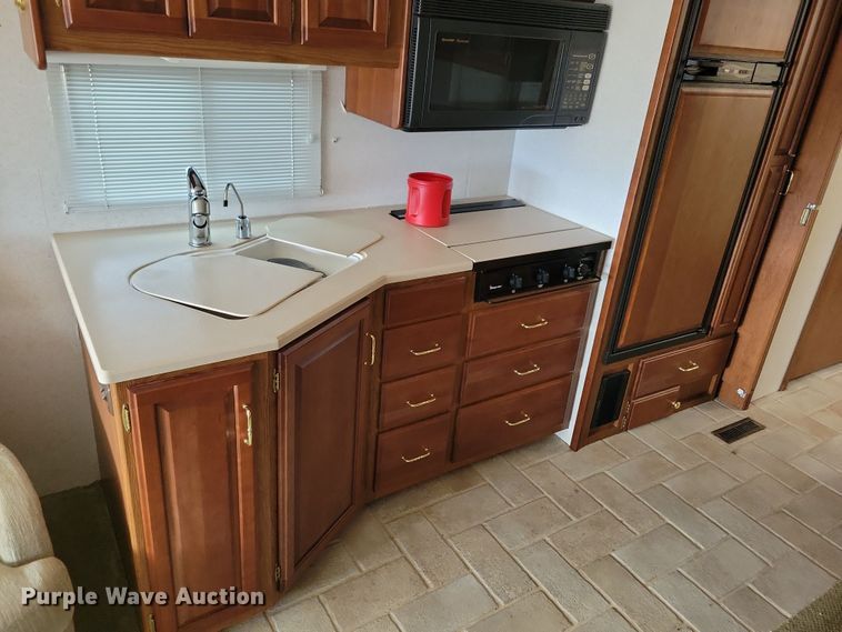 image for item NB9842 2002 Winnebego Journey DL RV