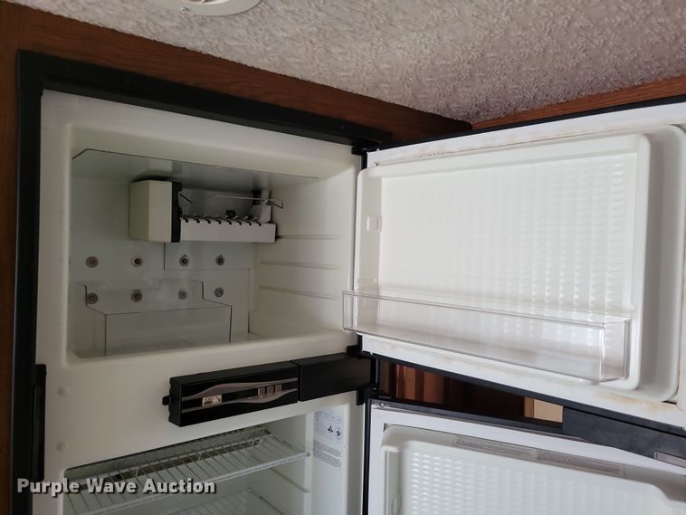 image for item NB9842 2002 Winnebego Journey DL RV