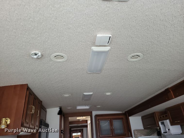 image for item NB9842 2002 Winnebego Journey DL RV