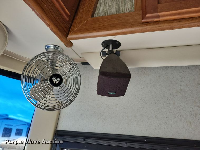 image for item NB9842 2002 Winnebego Journey DL RV