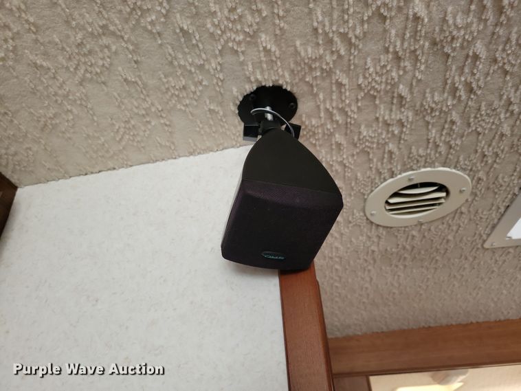 image for item NB9842 2002 Winnebego Journey DL RV