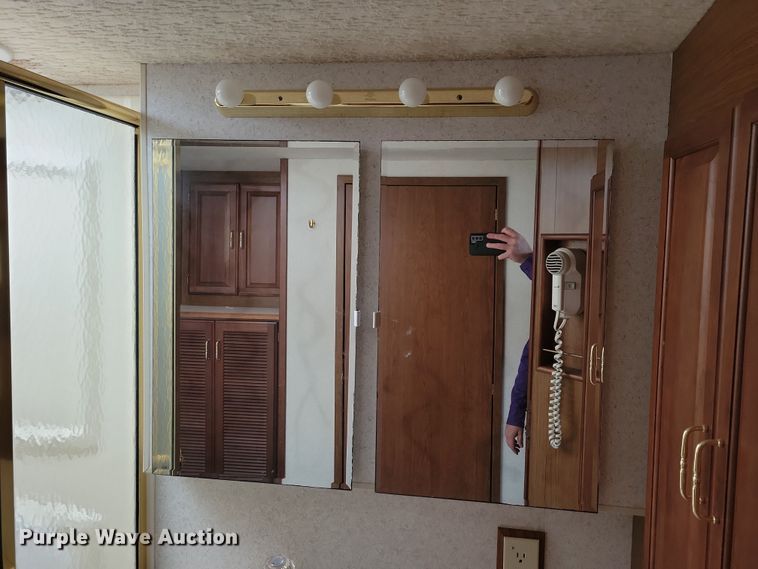 image for item NB9842 2002 Winnebego Journey DL RV