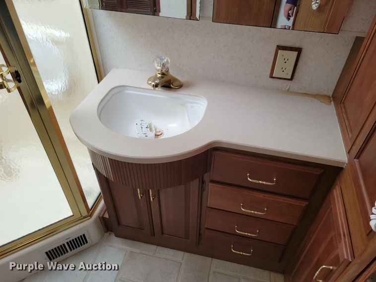 image for item NB9842 2002 Winnebego Journey DL RV