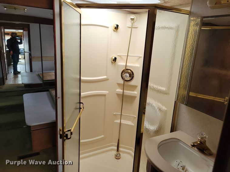 image for item NB9842 2002 Winnebego Journey DL RV